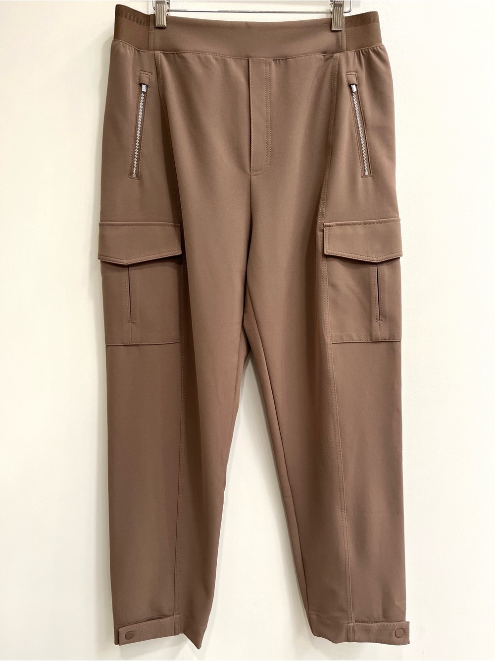 Athleta Endless High Rise Cargo Pant
Textured stretch fabric tapered fit brown